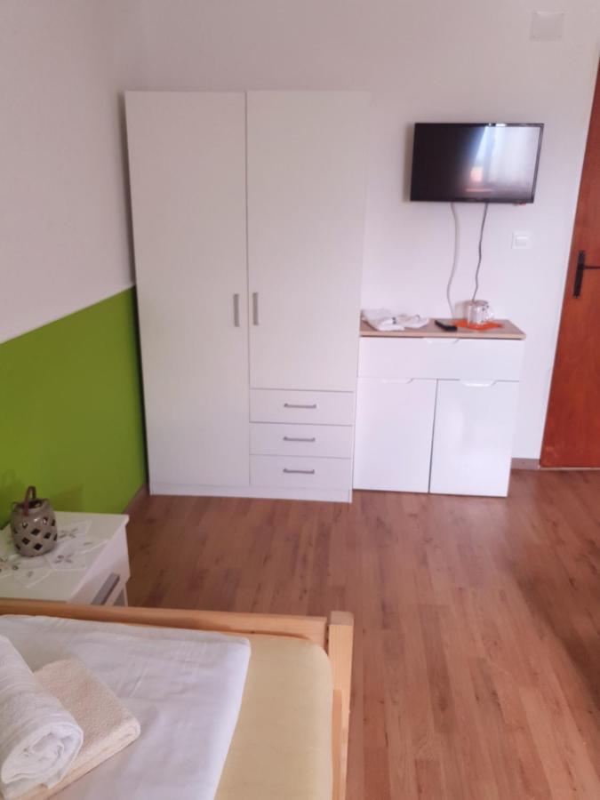 Guesthouse Osvald Жировниця Екстер'єр фото
